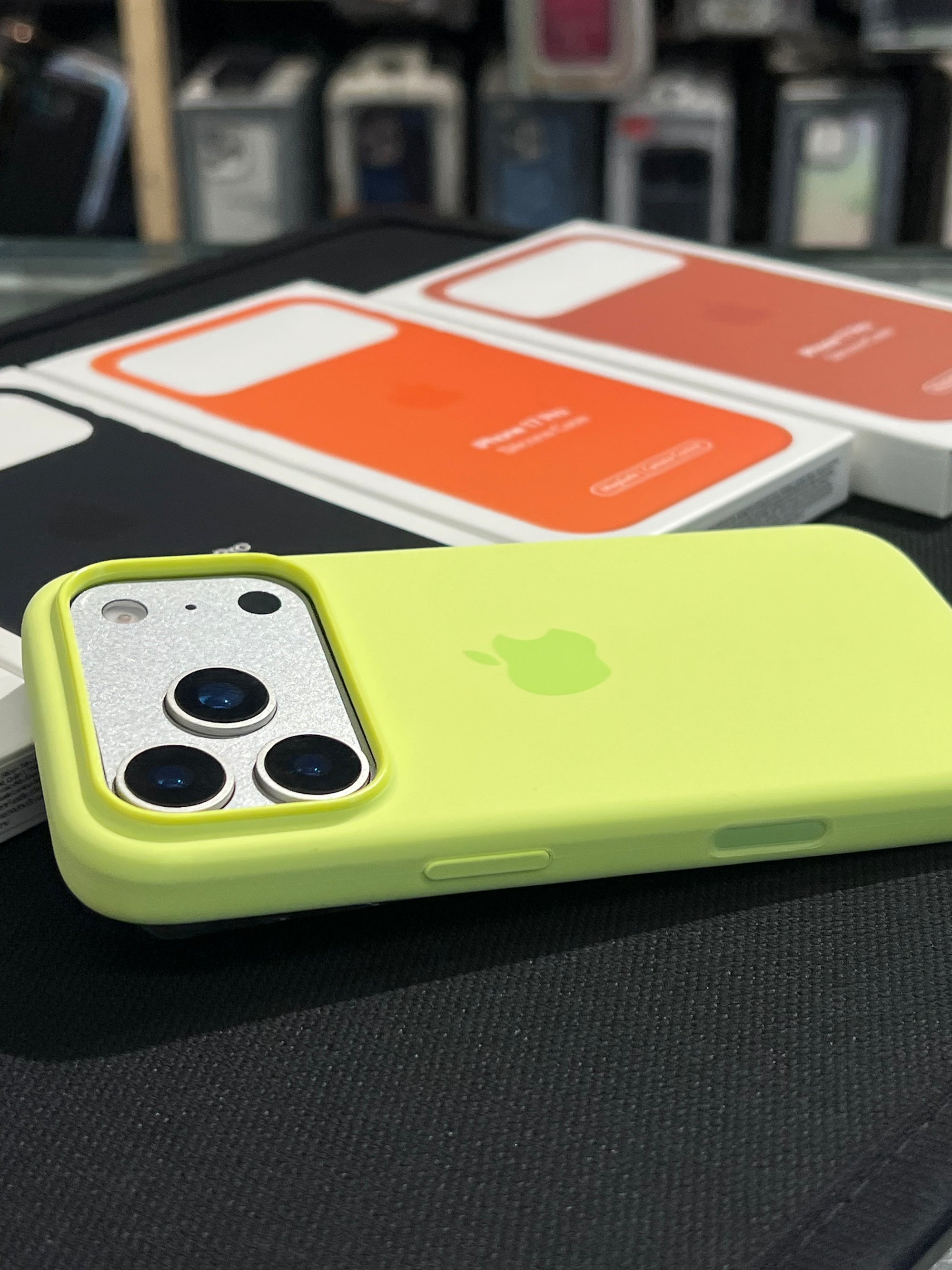 I phone 17 pro neon yellow original silicon case